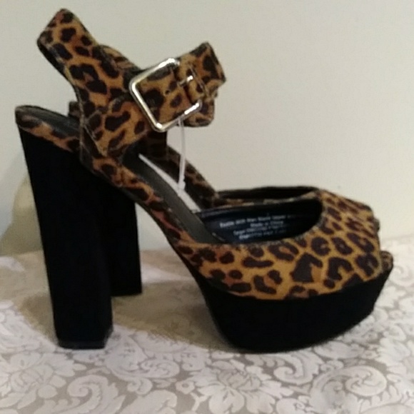 Leopard print platform heels fuzzy! 6.5 - Picture 3 of 7